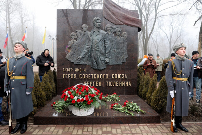 В сквере Сергея Тюленина открыли памятник молодогвардейцам // фото: donland.ru