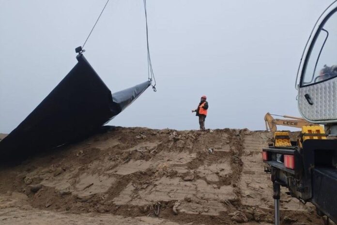 замазученный песок в Семикаракорске укрывают гидроизоляционным материалом // фото: donland.ru