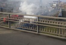 В Ростове загорелся вагон на Привокзальной площади В Ростове загорелся списанный вагон // фото: Городской репортер