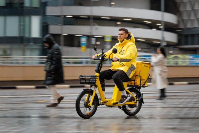 курьер на электросамокате // фото: habr.com/ru