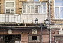 Из Ростовского дома-памятника архитектуры выносят имущество // фото: Тютина