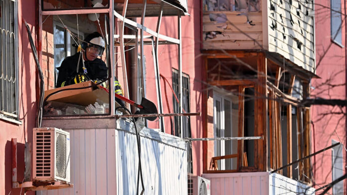 Поврежденный вследствие атауи БПЛА жилой дом // Фото: Анатолий Карбинов, Коммерсантъ
