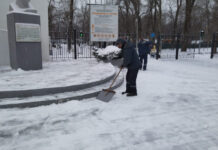 В Ростове продолжают убирать город после снегопада уборка снега в Ростове // фото: rostov-gorod.ru