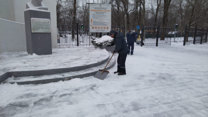 уборка снега Ростов уборка снега в Ростове // фото: rostov-gorod.ru