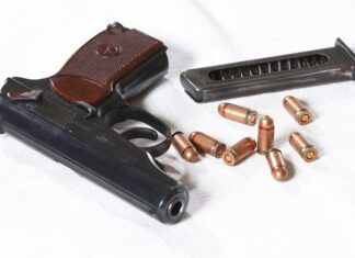 Мужчина прострелил окно машины местного предпринимателя под Ростовом пистолет Макарова // фото: ФГБУК «Музей Победы», mk.ru