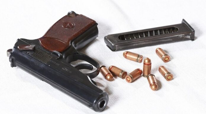 Мужчина прострелил окно машины местного предпринимателя под Ростовом пистолет Макарова // фото: ФГБУК «Музей Победы», mk.ru