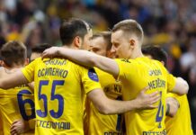 ФК «Ростов» полностью перешел в собственность региона Игроки ФК "Ростов" во время матча //Фото РИА Новости / Григорий Сысоев