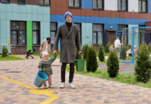 В «Левобережье» к 80-летию Великой Победы высадили аллею туй В ЖК Левобережный высадили более 50 новых деревьев //Фото пресс-службы ГК "ЮгСтройИнвест"