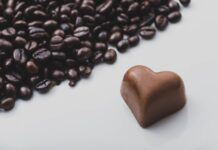 За год кофейни Ростовской области потеряли 42% продаж кофе кофе и шоколадные конфеты подорожали // фото: freepik.com, SVYATKOVSKY.COM