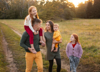 На Дону с 2026 года введут новые меры поддержки материнства и детства многодетная семья // фото: Изображение от freepik