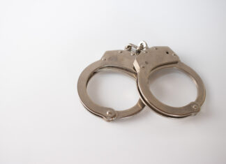 В Ростовской области осудили организаторов подпольного табачного производства наручники // фото: Изображение от wirestock на Freepik