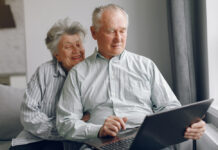 В Ростовской области вырастут пенсии для 80-летних и инвалидов I группы пенсионеры // фото: Изображение от prostooleh на Freepik