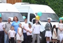 10 многодетных семей получили микроавтобусы в Ростовской области вручение микроавтобусов многодетным семьям // фото: Скриншот видео в Telegram-канале Юрия Слюсаря