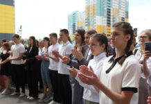 15 детей-сирот получили квартиры в новом доме ЖК «Суворовский» в Ростове вручению ключей от квартир детям-сиротам // фото: пресс-служба Губернатора Ростовской области