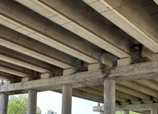 Губернатор Слюсарь заявил о начале подготовки к реконструкции моста между Ростовом и Батайском трещины на мосту в Батайск // фото: телеграм-канал минтранс региона