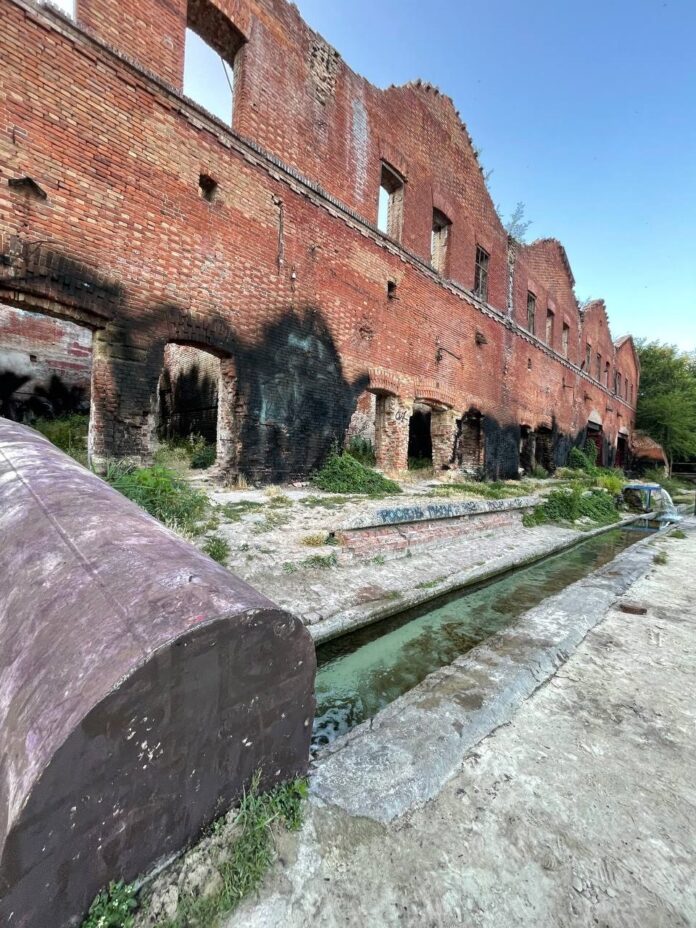 Парамоны Парамоновские склады почернели для съемок фильма // фото: телеграм-канал Марины Натальян