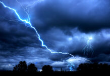 Ростов — второй по числу гроз среди миллионников России гроза // фото: Изображение от Freepik на Freepik