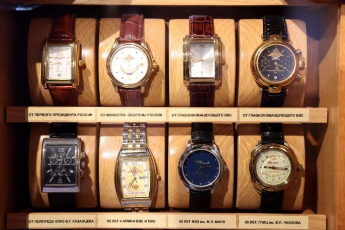 коллекция часов отца Юрия Слюсаря // фото: пресс-служба Правительства Ростовской области