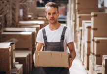 В Ростовской области резко выросли зарплаты фасовщиков и курьеров фасовщик // фото: Изображение от senivpetro на Freepik