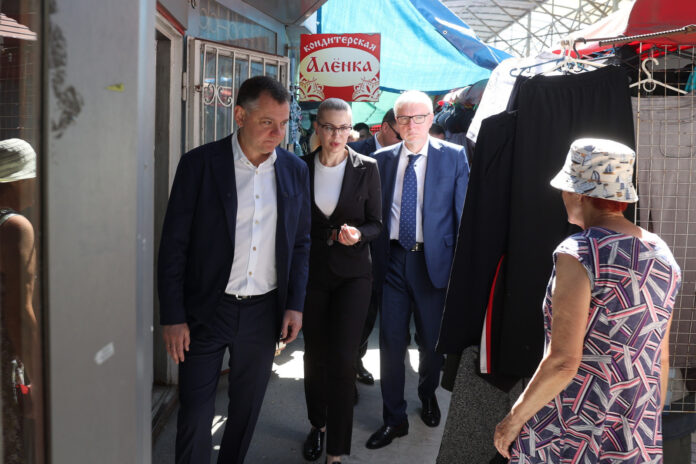Юрий Слюсарь осмотрел места нестационарной торговли в Ростове // фото: donland.ru