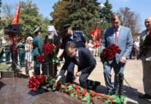 Слюсарь возложил цветы к памятнику Алексею Бересту в Ростове Юрий Слюсарь возложил цветы к памятнику Алексей Береста // фото: donland.ru