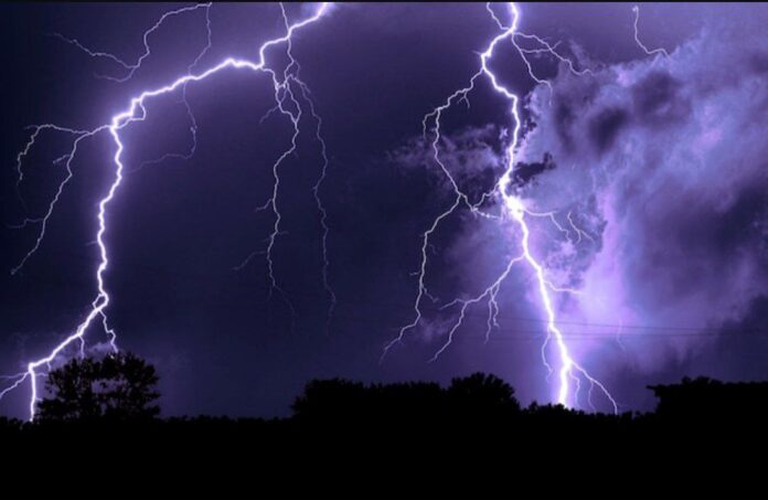 гроза // фото: Изображение от freepik на Freepik