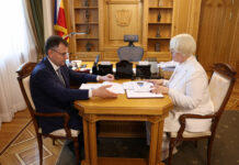 На Дону ускорят переход на брутто‑контракты в общественном транспорте Юрий Слюсарь и Алена Беликова // фото: пресс-служба Губернатора Ростовской области