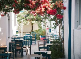 В мэрии Ростова насчитали 2,3 млн рублей ущерба от незаконных веранд кафе летняя веранда // фото: Изображение от wirestock на Freepik