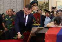 Юрий Слюсарь принял участие в прощании с погибшими в Сальске при разминировании БПЛА саперами // фото: donland.ru