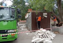 В Ростове снесли незаконный ларек в поселке Орджоникидзе В Ростове снесли незаконный киоск на 20-летия Октября // фото: donland.ru