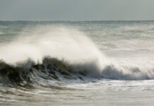 Берега Азовского моря «съедают» до 6 метров суши в Ростовской области волны // фото: Изображение от nikitabuida на Freepik