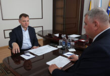 Слюсарь поручил решить проблему дефицита воды в Азовском районе Юрий Слюсарь на встрече с Сергеем Комаровым // фото: пресс-служба Правительства Ростовской области