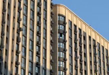 Фасады двух ростовских многоэтажек восстановлены после атак дронов фасад реконструированного здания после атаки БПЛА Ростов // фото: пресс-служба Правительства Ростовской области