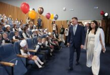 Новая школа с IT-центром и бассейном открылась в Суворовском Слюсарь открыл новую школу в Суворовском // фото: donland.ru