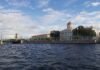 Ростральная колонна и знаменитый Пушкинский дом РАН на набережной Макарова со стороны Малой Невы на Васильевском острове в Петербурге // фото: Ольга Медведева