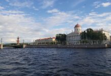 Семейный отдых в Санкт-Петербурге: необычные музеи, современное искусство и фрегат Петра Ростральная колонна и знаменитый Пушкинский дом РАН на набережной Макарова со стороны Малой Невы на Васильевском острове в Петербурге // фото: Ольга Медведева