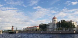 Ростральная колонна и знаменитый Пушкинский дом РАН на набережной Макарова со стороны Малой Невы на Васильевском острове в Петербурге // фото: Ольга Медведева