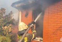 Часть трассы Ростов-Азов перекрыли из-за крупного пожара в Кулешовке огонь с камышей перекинулся на баню // фото: пресс-служба МЧС региона