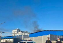 В Шахтах полиция обеспечивает порядок на месте пожара на складе полиция на месте пожара в Шахтах // фото: пресс-служба МВД Росси по Ростовской области