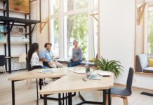 При поиске работы ростовчан волнует зарплата и местоположение офиса ростовчане ценят комфортные условия в офисе и его удачное местоположение // фото: freepik.com