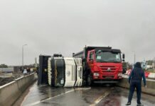 На 1009 км трассы М-4 «Дон» перекрыли полосу из-за ДТП на трассе М-4 "Дон" перевернулся грузовик // фото: пресс-служба госавтоинспекции области