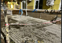 На здании на Ворошиловском в Ростове обрушилась часть фасада обрушение фасада на Ворошиловском в Ростове // фото: скриншот в Telegram-канале "Тютина"