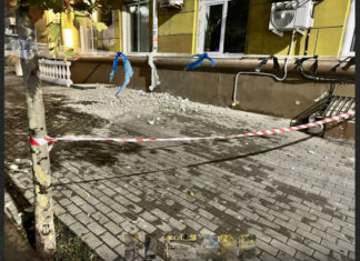 На здании на Ворошиловском в Ростове обрушилась часть фасада обрушение фасада на Ворошиловском в Ростове // фото: скриншот в Telegram-канале "Тютина"