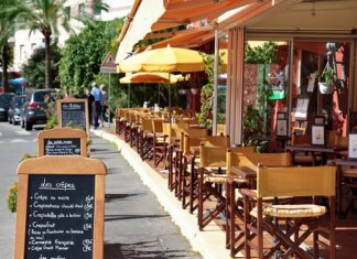 Свыше 170 незаконных летних кафе убрали в Ростове-на-Дону уличное кафе // фото: freepik.com