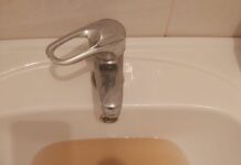 В Советском районе Ростова 3 дня из кранов течет ржавая вода В Советском районе из кранов идет ржавая горячая вода // фото: "Городской репортер"