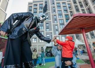 Группа компаний «ЮгСтройИнвест» выдала ключи 322 семьям в литере 19 квартала «Сияние» Группа компаний «ЮгСтройИнвест» выдала ключи 322 семьям в литере 19 квартала «Сияние» //Фото «ЮгСтройИнвест»