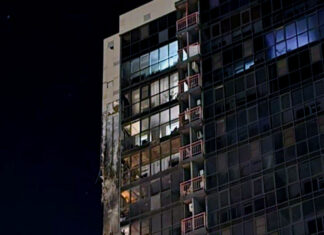 В Батайске завершили выплаты жителям пострадавших от атаки БПЛА домов Поврежденная многоэтажка в Батайске //Фото очевидца