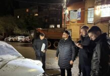 131 квартира в Батайске повреждена после атаки БПЛА Валентин Кукин осматривает повреждения в Батайске после БПЛА // фото: телеграм-канал мэра Батайска Валентина Кукина