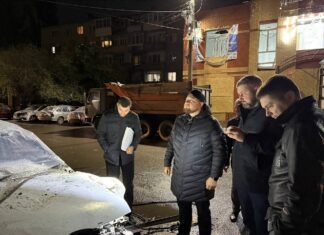 131 квартира в Батайске повреждена после атаки БПЛА Валентин Кукин осматривает повреждения в Батайске после БПЛА // фото: телеграм-канал мэра Батайска Валентина Кукина