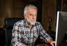 Активизировалась мошенническая схема «звонок из военкомата» мошенники // фото: сгенерированно нейросетью Сбера Kandiinsky